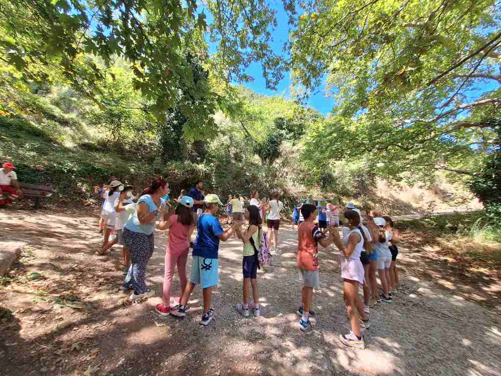 Πεζοπορία, δασοπυρόσβεση και εκπαιδευτικά Παιχνίδια, στη Νερομάνα Άνω Καστριτσίου, για τα παιδιά των κατασκηνώσεων του Δήμου Πατρέων