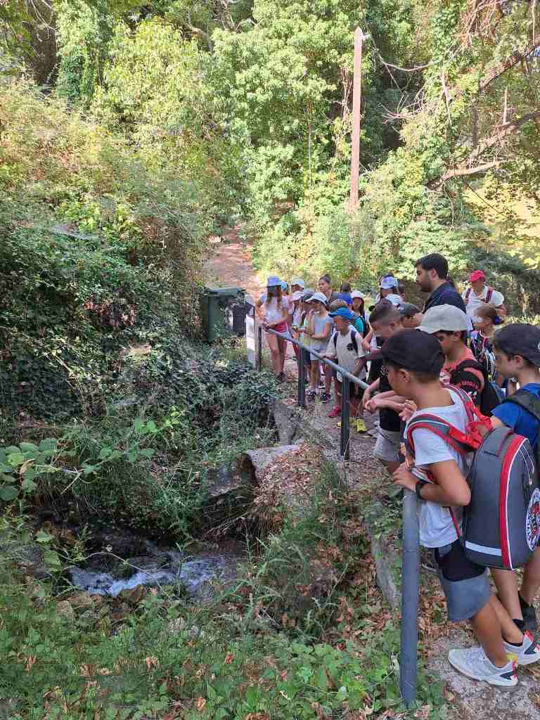 Πεζοπορία, δασοπυρόσβεση και εκπαιδευτικά Παιχνίδια, στη Νερομάνα Άνω Καστριτσίου, για τα παιδιά των κατασκηνώσεων του Δήμου Πατρέων