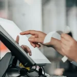 Πώς διαμορφώνονται οι «συμμαχίες» των εταιρειών πληροφορικής και πληρωμών