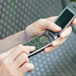 Επιστροφή στα πλήκτρα για καλύτερη ψυχική υγεία: Από τα smartphones των 1500 ευρώ στα κινητά με πορτάκι των 60