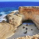 Η κρυφή παραλία του Αιγαίου που… ασπρίζει σαν το γάλα και φωλιάζει στη μικροσκοπική «αγκαλιά» ενός βράχου