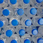 Από 1 Δεκέμβρη 2025 ξεκινά το χαράτσι των 10 λεπτών στις συσκευασίες ροφημάτων – Στα 60 λεπτά το μπουκαλάκι νερό