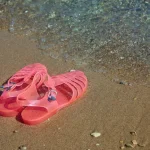 Jelly shoes: Ποιους κινδύνους για τα πόδια κρύβει η νέα μόδα στα καλοκαιρινά παπούτσια