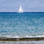 Ξεκινούν βοριάδες αλλά η θερμοκρασία επιμένει σε υψηλά επίπεδα