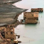 Ξυπνάει ο εφιάλτης της λειψυδρίας - Βγαίνουν στην επιφάνεια τα βυθισμένα σπίτια του χωριού Κάλλιο στο Μόρνο