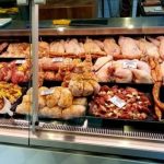 ΑΚΡΙΒΕΙΑ: Αγοράζουν… μερίδες κρέατος σε κρεοπωλεία της Πάτρας