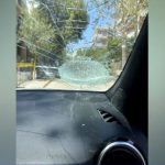 Αττική Οδός: Επίθεση με πέτρες σε όχημα οικογένειας – Μια το πέτυχε στο παρμπρίζ