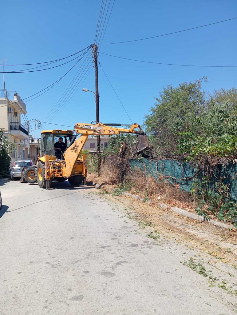 Δήμος Δυτικής Αχαΐας: Συνεχείς καθαρισμοί της βλάστησης στο οδικό δίκτυο από τα συνεργεία του Δήμου
