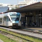 Πάτρα: Μηχανοδηγός προαστιακού εν κινήσει τρώει σουβλάκια – Η στιγμή του κολατσιού την ώρα που το τρένο τρέχει