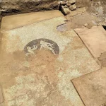 Εντυπωσιακό αρχαιολογικό εύρημα στην Ερέτρια: Αποκαλύφθηκε ψηφιδωτό δάπεδο ενώ τοποθετούσαν αγωγό ύδρευσης
