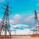 Ενέργεια: Γεωπολιτικοί κίνδυνοι απειλούν την αποκλιμάκωση των τιμών στο ρεύμα