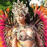 Rihanna: Με αποκαλυπτικό κοστούμι σε φεστιβάλ στα Μπαρμπέιντος