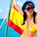 Σάλμα Χάγιεκ: Ποζάρει με κίτρινο μπικίνι κάνοντας διακοπές στην Ίμπιζα