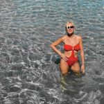 Μαρία Μπεκατώρου: Πόζαρε στα κρυστάλλινα νερά της Κεφαλονιάς με μπορντό μπικίνι και μάγεψε τα πλήθη