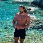 Κωνσταντίνος Βασάλος: Ανέβασε φωτογραφίες από την Αμοργό - Σε είδα με την κοπέλα σου, του σχολίασαν