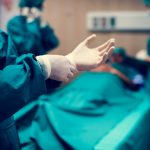 Νευροχειρουργός άφησε την 13χρονη κόρη της να ανοίξει τρύπα στο κρανίο ασθενούς