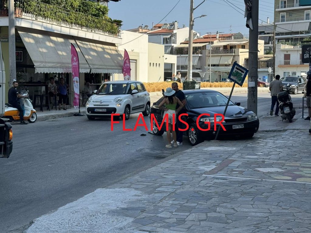 ΠΑΤΡΑ - ΤΩΡΑ: ΙΧ έπεσε πάνω σε στάση λεωφορείου - ΦΩΤΟ