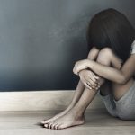 Προθεσμία να απολογηθεί πήρε ο 25χρονος που βίαζε τη θετή του κόρη – Σε συγγενείς τα τρία παιδιά