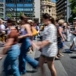 Κόβουν κλήσεις και σε πεζούς