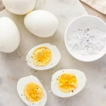 Αυγά: Τελικά για πόσα λεπτά πρέπει να τα βράζουμε – Πώς επηρεάζει ο βρασμός τη θρεπτική τους αξία