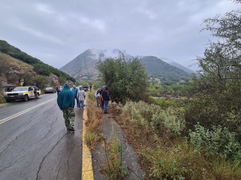 ΑΧΑΪΑ - ΤΩΡΑ: ΙΧ έπεσε σε γκρεμό - ΦΩΤΟ