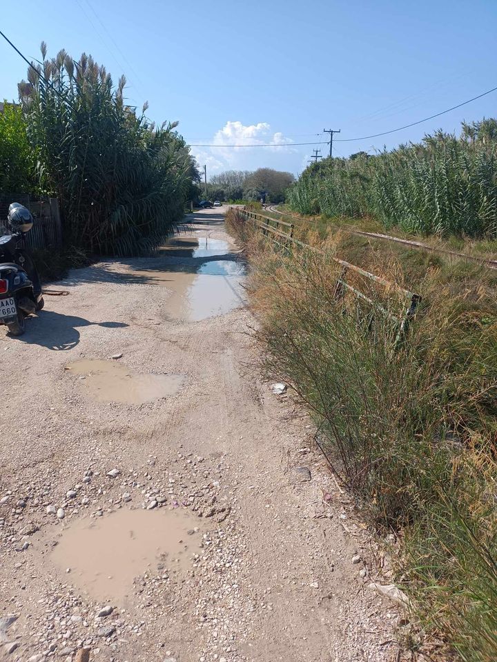 ΑΠΙΣΤΕΥΤΟ: Εδιωξαν το συνεργείο ασφαλτόστρωσης του Δήμου... για να μην ενοχλούνται απο την... κίνηση των ΙΧ