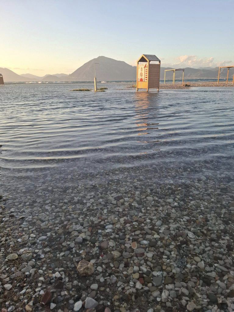 ΔΕΙΤΕ ΦΩΤΟ ΚΑΙ ΒΙΝΤΕΟ: Η θάλασσα... βγήκε στην στεριά στην Πλαζ! Κίνδυνος να χαθεί η παραλία