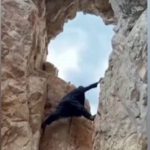 Μοναχός στο Άγιο Όρος σκαρφαλώνει σε βράχια και γίνεται… viral