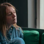 Οι άνθρωποι που νιώθουν θυμό για τους γονείς τους, συνήθως εμφανίζουν 8 συμπεριφορές χωρίς να το καταλαβαίνουν