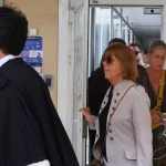 Ζιζέλ Πελικότ, μια γυναίκα σύμβολο στη Γαλλία: Ξεμπρόστιασε εκείνους που την βίαζαν κάθε βράδυ κατ’ εντολήν του συζύγου της – Όλο το χρονικό της δίκης