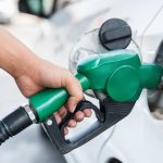 Γιατί δεν έπεφτε για δύο χρόνια η τιμή της βενζίνης