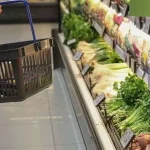 Φουντώνει η «μάχη» για τα καταστήματα γειτονιάς