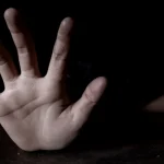 Ηράκλειο: Πάτησε το panic button για να σωθεί από τον ανήλικο γιο της – Την απείλησε και την έπιασε από τον λαιμό