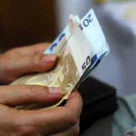 Έκτακτο επίδομα Χριστουγέννων: Οι ημερομηνίες «κλειδιά» για τις πληρωμές – Τα ποσά και οι δικαιούχοι
