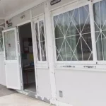 Φύλακας στο Βόλο έφτιαξε «ερωτική φωλιά» σε κοντέινερ σε αυλή σχολείου