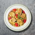 Κοτόπουλο με pesto μυρωδικών και σπαγγέτι