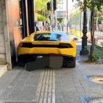 Εξωφρενικό παρκάρισμα στον Πειραιά: Lamborghini πάνω σε πεζοδρόμιο και οδηγό τυφλών