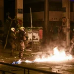 Εξάρχεια: Επίθεση κουκολοφόρων κατά αστυνομικών με μολότοφ