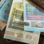 Ασφαλιστικές εισφορές: Πόσα κερδίζουν εργαζόμενοι και εργοδότες από τη μείωση κατά μια μονάδα