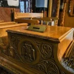 Καλλιθέα: Ιερέας αρπάχτηκε με πιστό επειδή έριξε σοκολατάκι στο παγκάρι