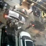 Μπουρνάζι: Η στιγμή των πυροβολισμών έξω από νυχτερινό κέντρο από Ρομά επειδή «έφαγαν πόρτα»