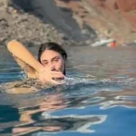Η Ναυπάκτια Ευαγγελία Πλατανιώτη «χορεύει» στο νερό και στις διακοπές - Το βίντεο από τη Σαντορίνη