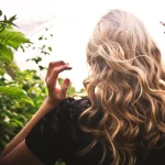 Το έλαιο Batana που ενδυναμώνει τα μαλλιά και ενισχύει τη λάμψη τους