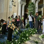 Κόσμος έσπευσε να πάρει τα λουλούδια της νυφικής διακόσμησης μετά τον γάμο Γλύξμπουργκ - Κουμάρ