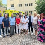 ΠΑΤΡΑ: Η Χριστίνα Αλεξοπούλου στην παράδοση του ασθενοφόρου