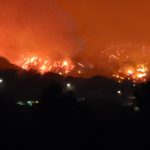 Νύχτα αγωνίας για τη φωτιά στο Ξυλόκαστρο: Ενισχύθηκαν οι δυνάμεις της πυροσβεστικής - Δυσκολεύουν την κατάσβεση οι άνεμοι