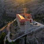 Περιπέτεια για προσκυνητές της Μονής Μακελλαριάς - Κόλλησαν στη λάσπη