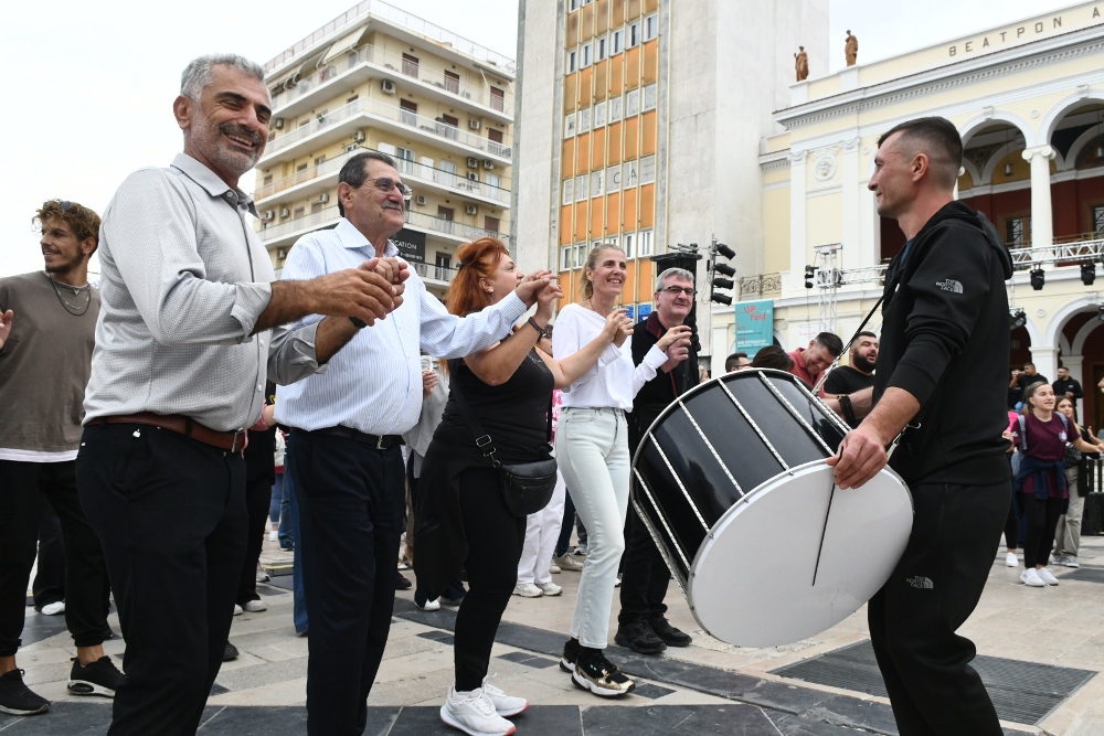 ΠΑΤΡΑ - ΦΩΤΟ: Εσυρε τον χορό ο Πελετίδης σήμερα στην Πλατεία