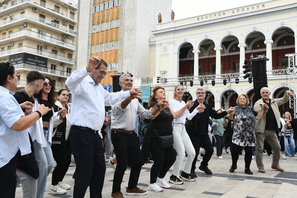 ΠΑΤΡΑ - ΦΩΤΟ: Εσυρε τον χορό ο Πελετίδης σήμερα στην Πλατεία