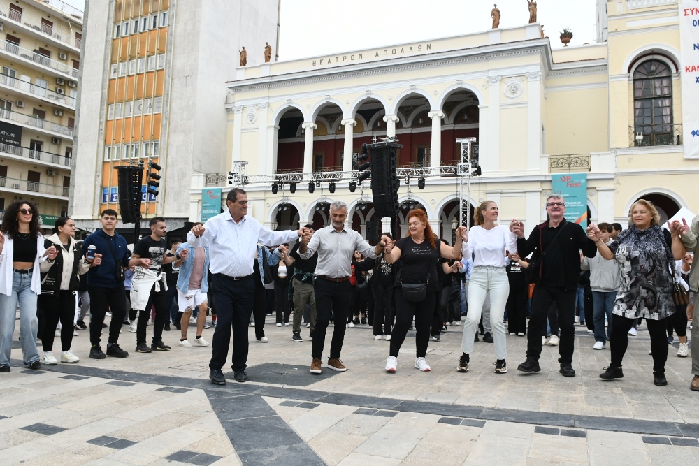 ΠΑΤΡΑ - ΦΩΤΟ: Εσυρε τον χορό ο Πελετίδης σήμερα στην Πλατεία